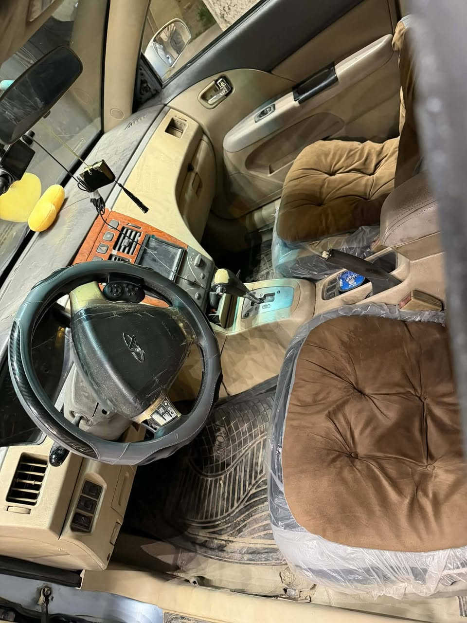 شيري a5موديل 2010 كير ومحرك كامري ابو الكف السياره كيره ومحركه وصدره بشرط كله جديد بتري جديد منضومه بانزين كله جديد مبدل دوشمه جديد رقمه وهزته جديده تحويل ثاني يوم شادله منضومه تبريد كامله سياره مناقصه شي عارضه با٣٤وبيه مجال للشراي 
للتواصل على الرقم التالي:
***********
