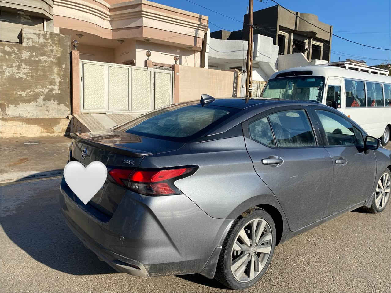 نيسان فيرسا موديل ٢٠٢٠ مواصفات SR اعلى مواصفات 
بصمه ابواب و بصمه تشغيل و صندوق بصمه و تشغيل عن بعد
 كشنات مطعم لونين و تدفئه
 رادارات امامي و خلفي و نقطه عمياء و رادار خط شوارع
ويل كروم كبير بلادي + تايرات جديد
بيها بنيد صبغ و جاملغ مبدل بلادي طرف سكن بيها دواخل مكانين صغير تعديل 
مقدمه سقف و ٥ سم كتف بيها تعديل 
كير بشرط و مامفتوح 
رقم و سنويه و هزه كله جديد ماشیە ٨٠ الف
او مراوس مع نيسان صني
(***********)
(***********) كركوك, العراق
