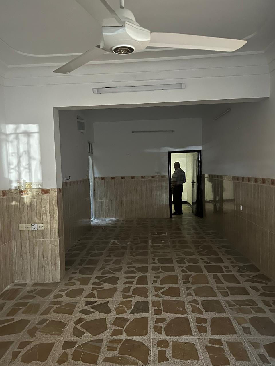 دار للإيجار في حي الحدباء بعد شقق الحدباء 
المساحة : 100 متر 
طابق واحد يحتوي على :.
كراج 
مطبخ 
صاله 
استقبال 
غرفة نوم 
صحيات 

🔺السعر : 350 الف شهرياً قابل للتفاوض 

للاستفسار الاتصال على : 
***********
***********
