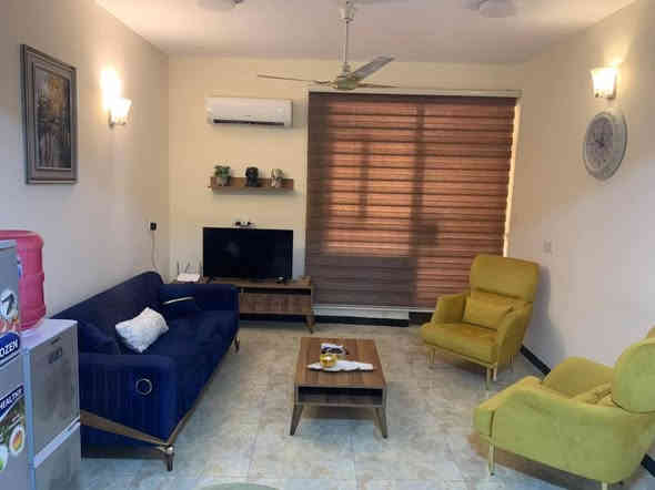 السلام عليكم شقق للايجار مهثثه يومي واسبوعي كهرباء 24 ساعه تدفئه تبريد مصعد داخل العماره كراده داخل قرب جبار او شربت الاستفسار على هذا الرقم ***********
