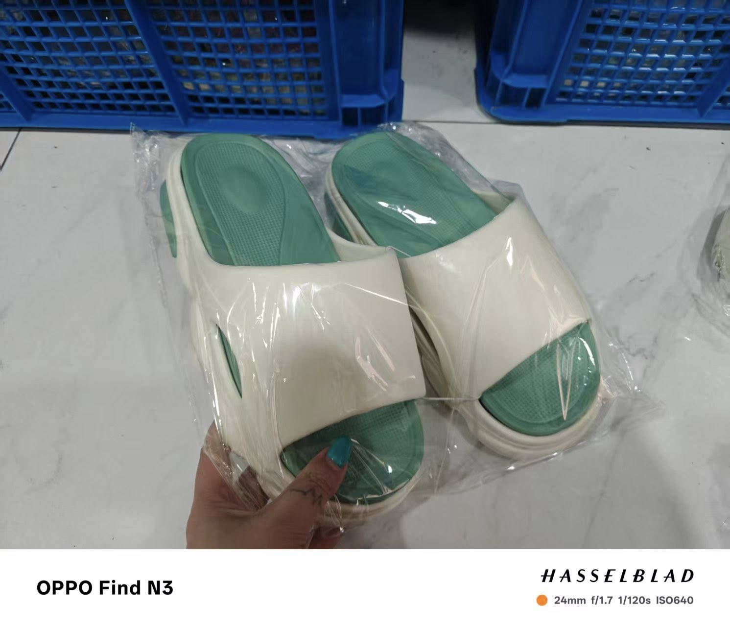 سلام عليكم ‏ ‏عندي ‏إسليبر رجالي شبابي                        عداد 950  ‏زوج سعر 🔥توصل على رقم. ***********
