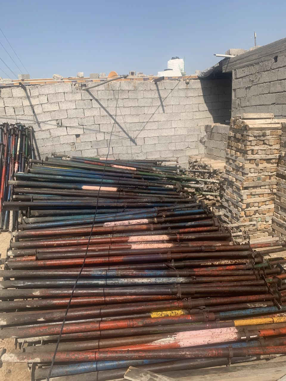 السلام عليكم متوفر خشب مستعمل مختلف القياسات جكات مستعمل العنوان بغداد بوب الشام***********
