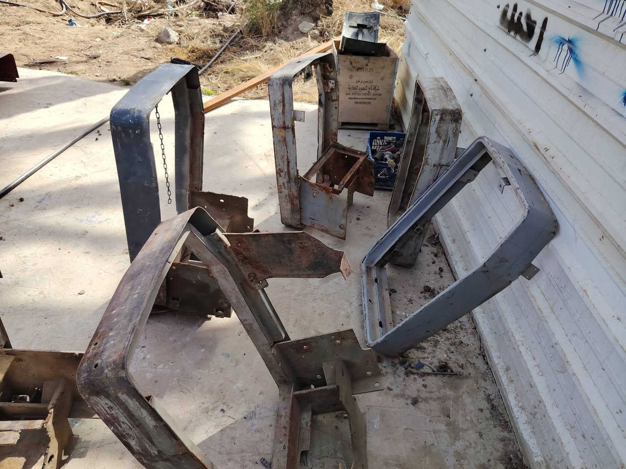 السلام عليكم يطار شباك فوركسن نكليزي و برازيلي للبيع العنوان بغداد اليوسفيه *********** و ***********
