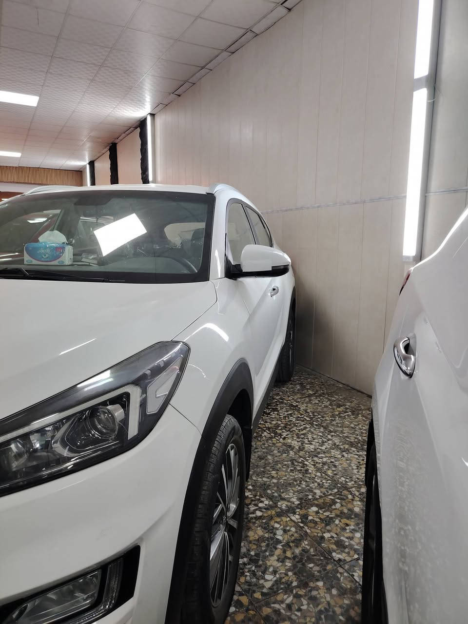 السلام عليكم✋
🚘توكسان خليجي موديل 2020
👌كفاله من الصبغ عدا شخط بسيط ب الباب
مواصفات👍
وكاله الكاصد  فول عدا البنوراماكراسي اماميه كهرباء شاشه سايدبريك ب الرجل حساسات كامله فول تحكم سترين ماشيه 80وقابله لزياده رقم بغداد انكليزي 
السعر💰
190وبيهه مجال لتفاوض
العنوان📍
بغداد الحبيبيه شارع المعارض معرض السند
لاستفسار☎️
***********
