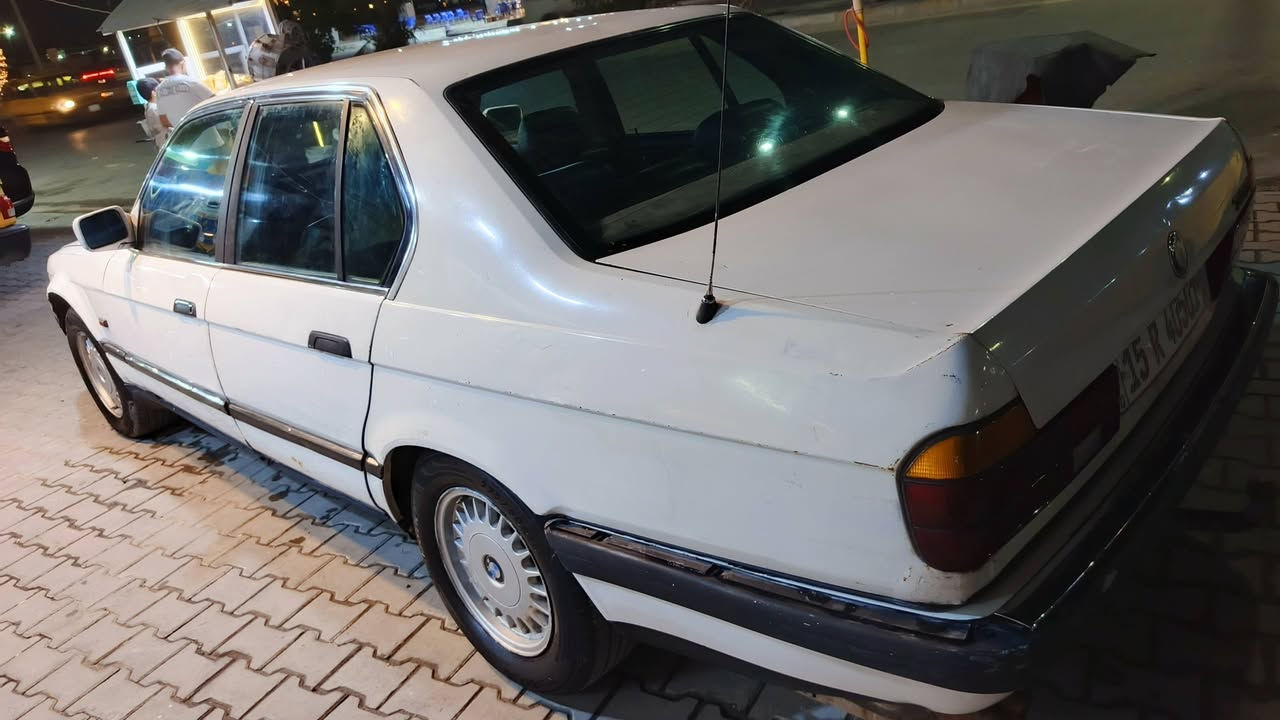 السلام عليكم من رخصة صاحب البيج
للبيع او مراوس 
بي ام دبل يو موديل 1988
 محرك 3500
كير اوتماتيك
تبريد شغال ثلج
 حداديه 65 ٪
كشنات جلد 
لايت ناصي اصفر علي زنون 
رقم انكليزي انبار
هزه جديده 
شرط المداور 
السيارة بسمي
السعر 52 ورقه 
***********
