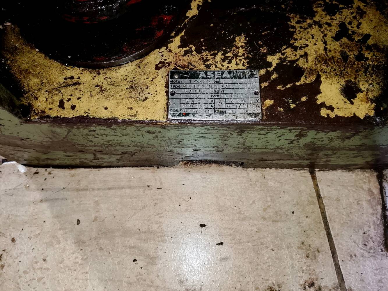 ماكنة خراطة للبيع ألمانية الطول متر ونص العنوان بغداد