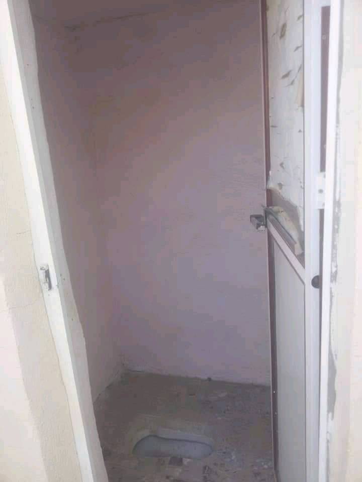 اللهم صلي على محمد وآل محمد

بيت للبيع مساحة ١٠٠م بالبراكيه قرب مدرسة الشهيد علي الرماحي وتنزل بالجري مسافه ٥٠٠ م
يحتوي البيت على غرفه وصاله واستقبال ومطبخ وصحيات داخليه وخارجيه ومنور عدد٢ بناء اساس صب كونكريت السقف عكاده شغل مرتب بناء جناي تغليف سقوف ثانويه الارضيه كاشي كهربا ء ماي دفن مدارس قريبه كافه الخدمات متوفره مستشفيات ومدارس أسواق قريبه العنوان الكوفه البراكيه

ما هي مساحة البيت بالمتر المربع؟: 
100متر 
كم عدد الغرف والحمامات في البيت؟: 
غرف ١ حمامات ٢
هل يوجد كراج أو حديقة؟: 
حديقه خارجيه
ما هو السعر المطلوب للبيت؟: 
١٨ مليون وبي مجال 
ما هو العنوان أو المنطقة المحددة في العراق؟: 
الكوفه البراكيه قرب مدرسة الشهيد علي الرماحي وتنزل بالجري مسافه ٥٠٠ م 