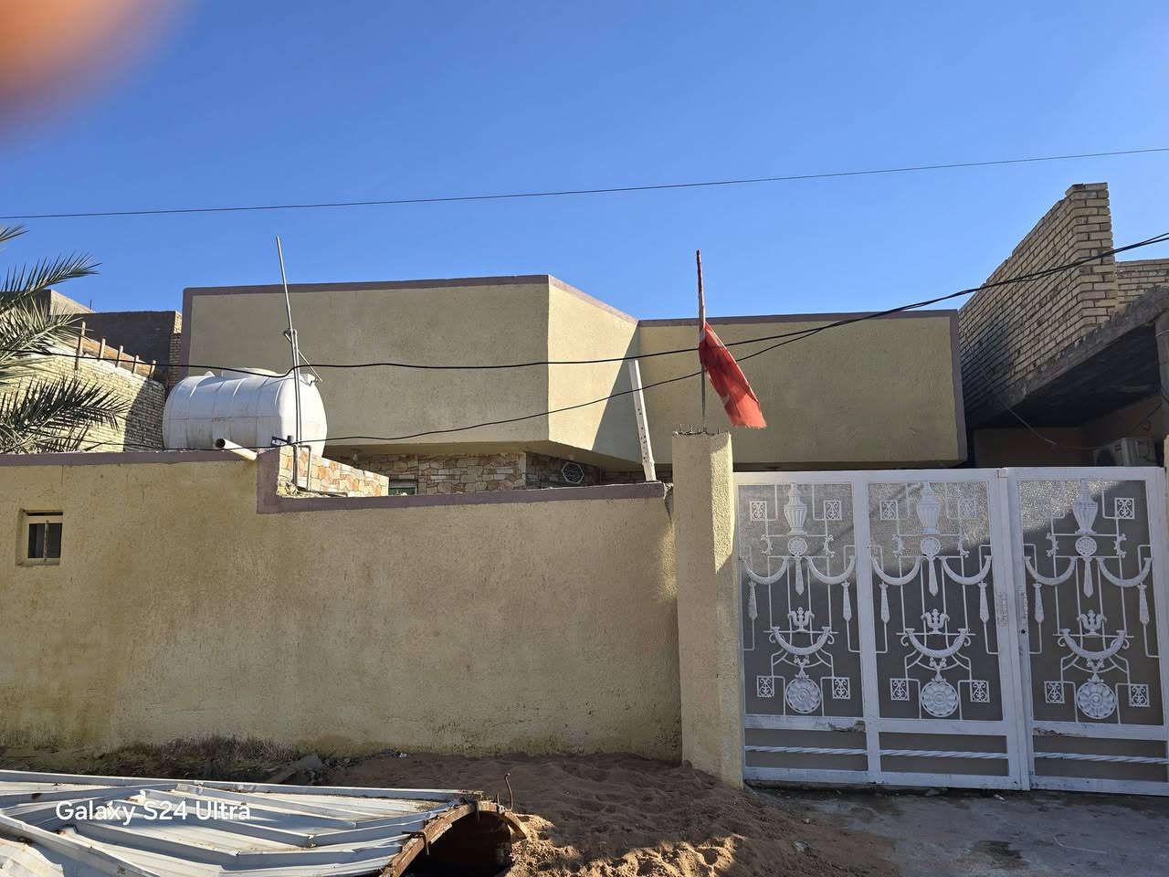 دار للبيع مساحته 200متر طابو صرف يبعد ع الشارع العام 200متر 
عالي ع الشارع مجاري فول طابق واحد يرهم طابقين غرف 2نوم + هول+ استقبال+ حمام داخلي+ استقبال +كراج سياره داخلي العنوان/الحله /شارع ٨٠ مقابل مدينه العاب ارض بابل للاستفسار اكثر الاتصال ع الرقم ***********
