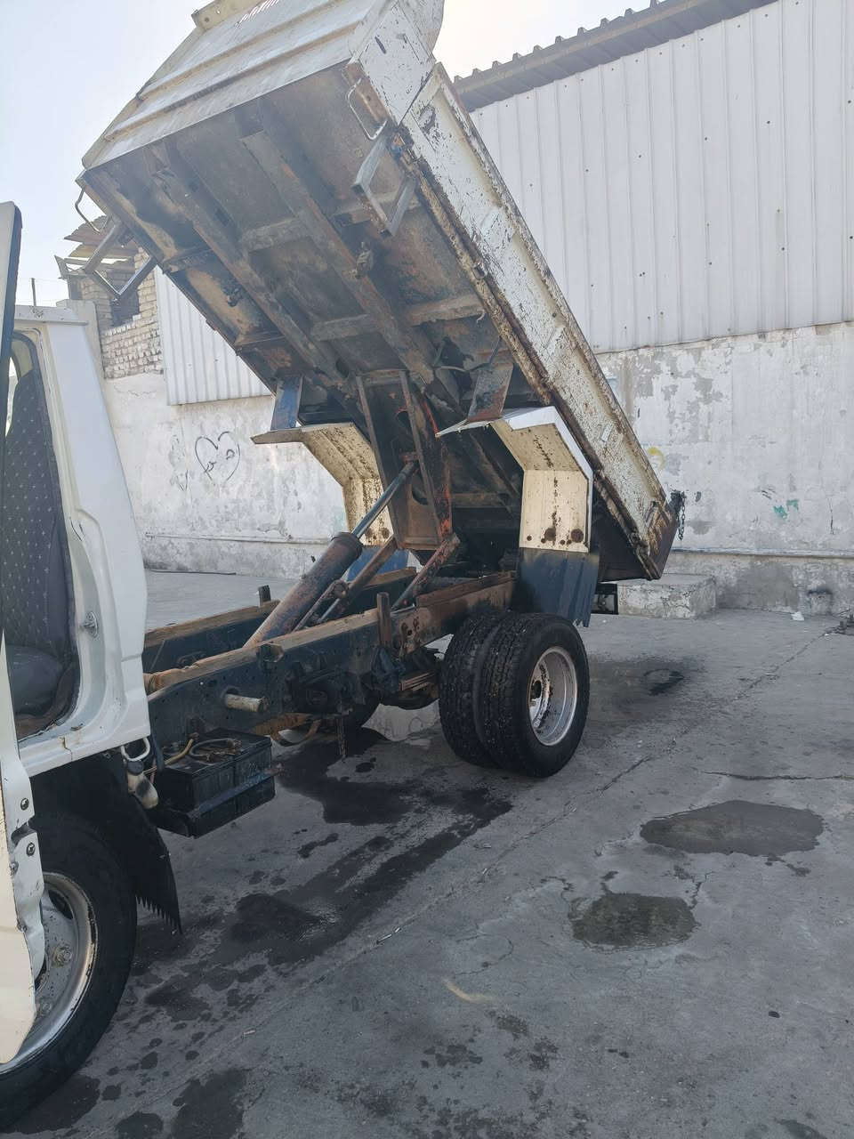 السلام عليكم تيوتا فحل كير مكينه كفاله شاصي مكفول سياره خير من الله سنويه مساقطه بسمي تحويل عنوان بغداد الشعب ***********السعر 75
