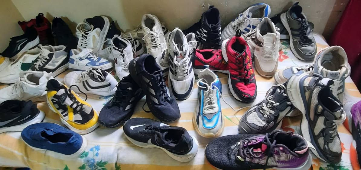 احذيه مستخدمة تقريبا( ٥٠ )قطعه سعر الزوج( ٢٠٠٠) (الفين) دينار أحجام من أصغر حجم إلى ٤٥  العنوان بغداد المعامل منطقة الباويه مقابل حسينية الرسول الأعظم للتواصل ***********( لايوجدتوصيل )
