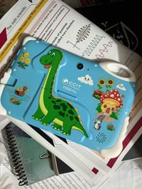 ايباد اطفال للبيع بعده جديد باللزكة مامستخدم بي ستاند وويا قلم مالته و...