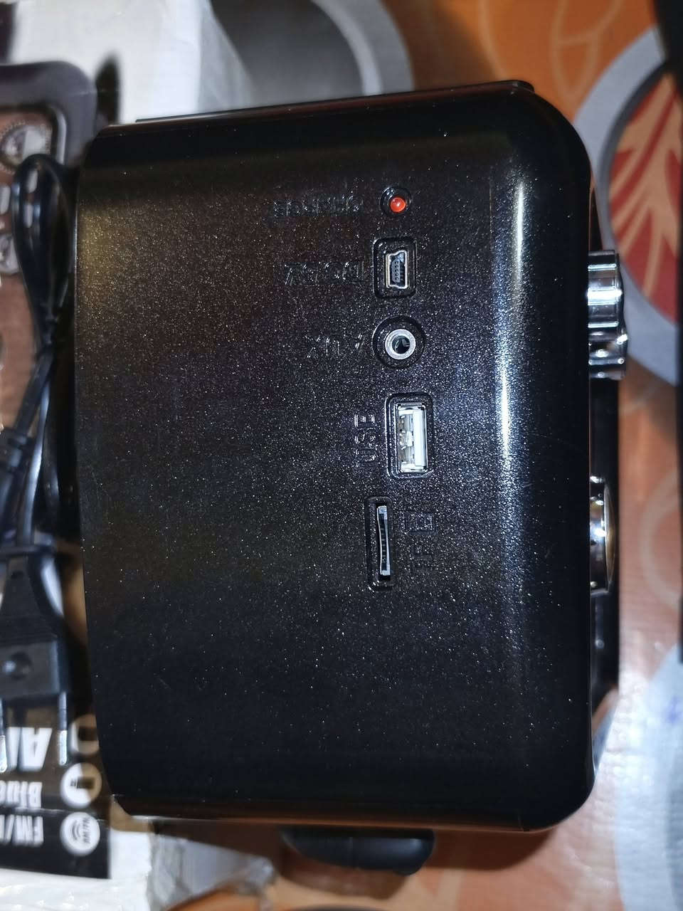 هذا المنتج هو راديو خشبي كلاسيكي من ماركة Kemai طراز MD-1901BT.يحتوي على ثلاثة نطاقات راديو: FM، AM، و SW.يدعم الاتصال بالبلوتوث، ويحتوي على مدخلات لبطاقة TF ومنفذ USB لتشغيل ملفات MP3.يعمل ببطارية قابلة للشحن ومناسب للاستخدام في المنزل أو المقاهي.


**إذا كنت صاحب هذا الإعلان وتريد حذفه لأي سبب، رجاءا أرسل رسالة إلى الدعم الفني**