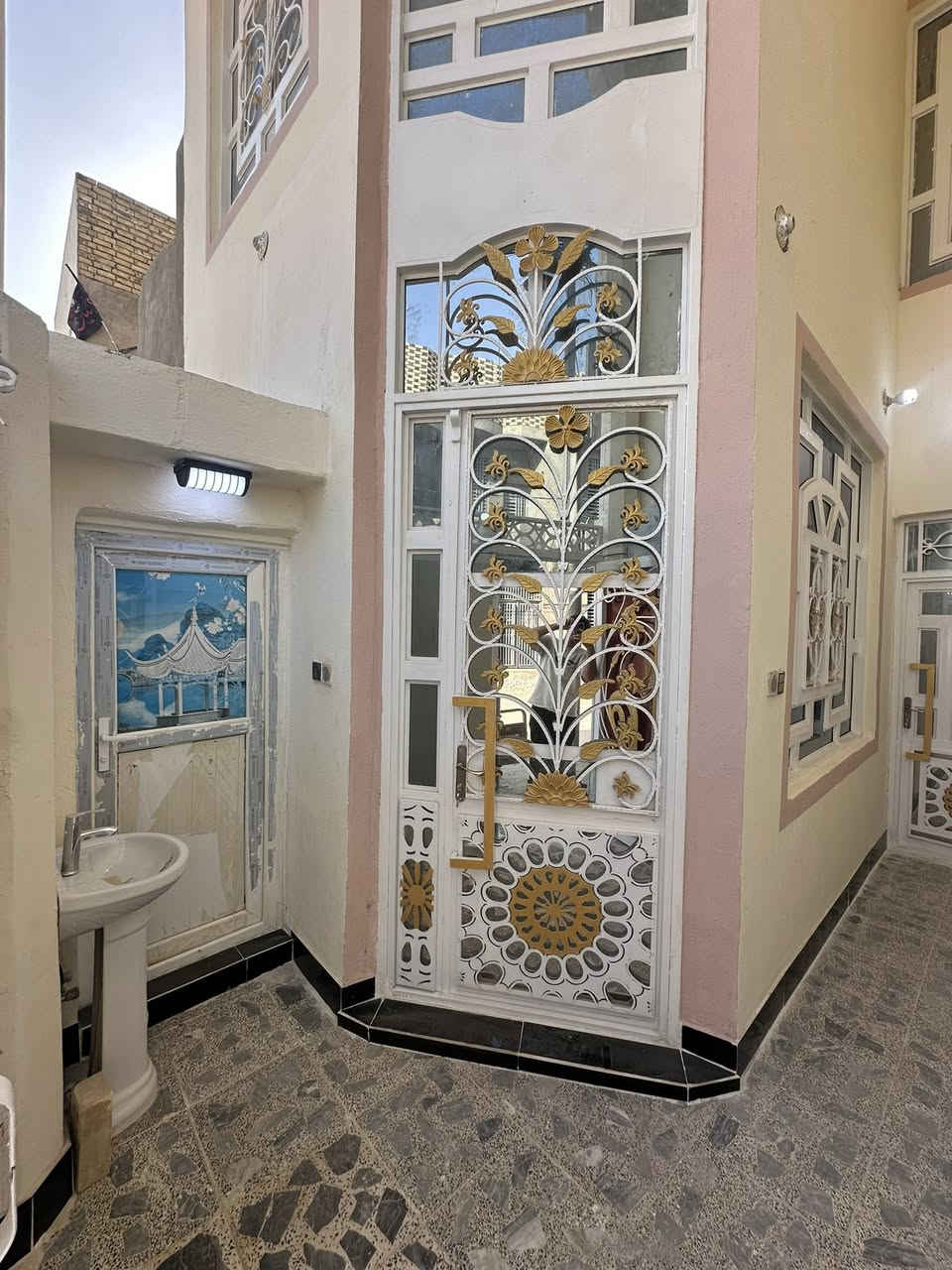 السلام عليكم  👍
بيت لبيع طابقين 👌🏻

100 متر  

صب كونكريت

بناء طابوك نهروان 

محجر كامل 

سقوف ثانويه 

اشتايكر ابو 80

 درج صب كونكريت 

ماي وا مجاري وكهرباء جهز 

كاشي ابو 40 مرمر شغل بغداد 

الساس صبا كونكريت 

الجدران سيراميك 

مطبخ حار بارد 

الطابق الثاني غرفتين وحمام وستراحه بي 

ارتفاع السقف 3 متر وا ربع 

قريب عله سوك وا مستوصف ول مرادرس بكفاك 

وا ما مذكور بل كتابا موضع بل صور 

المكان نجف حولي قرب الملعب 

رقم العقار 63106

العقار بسمي اتريد دولة وكاله تريد بسمك 

السعر نار 🔥 

استفسار وتساب او هاتف /*********** محمد العبيدي 🔥
