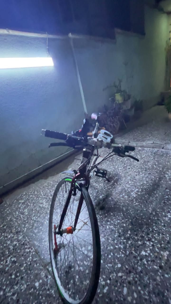 السلام عليكم 
باسكل c700 شركه PRECISION  رياضي
الباسكل نضيف 8كير خلفي و 3كير امامي شغالات 
والبركات شغالات 
الباسكل اي عطل مآبي 
نضيف كلشي شغل 
الباسكل وزن خفيف 
السعر /100وبي مجال 
مكاني /بغداد حي الجهاد 
الاستفسار على هذا الرقم /***********
