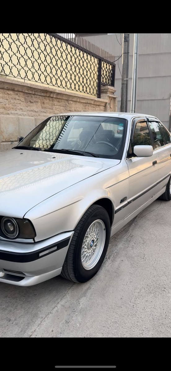 سلام عليكم
BWM للبيع 
موديل 1992✅📦
كهربائيات كله شغال ✅
مكينه 520 Ai📦
أربع جامات كهرباء 
داخل جلد 📦✅
صدر امامي وخلفي جديد 
تايرات جديد 
دفتر بانزين بي ✅
عنوان كركوك 
شارع قدس 
***********
سعر خابر و تدلل
