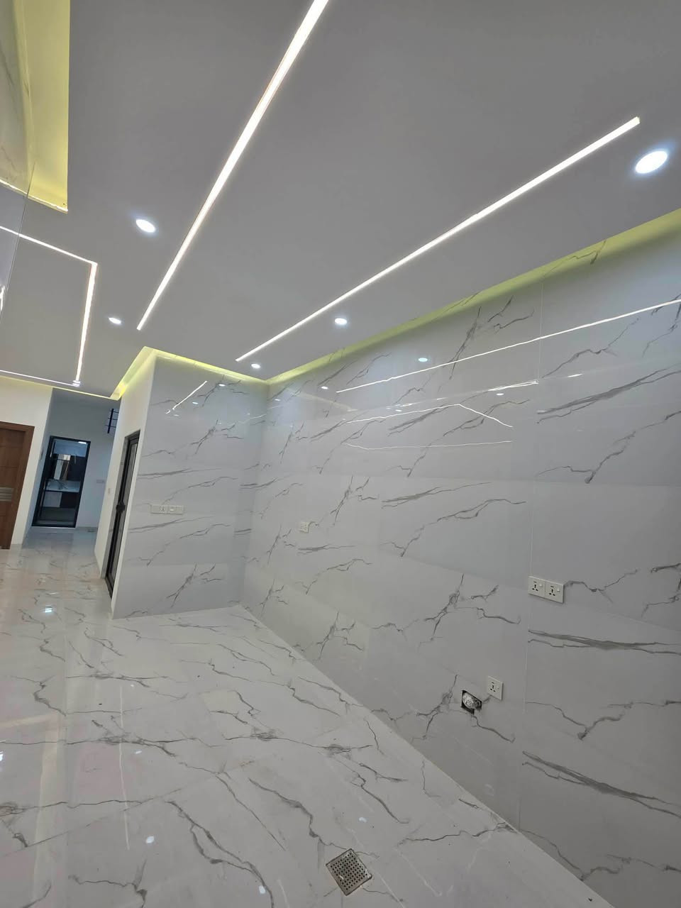 بيتان متجاورتان جديدتان صفر غير مسكون   للبيع
طابو_باسم شخص واحد للبيع 
مساحة كل البيت ١٢٠ متر
🌷🌴 مواصفات (نظام دكت مركزي |نظام الكاميرات | سقوف المغربية | استربول)
يتكون البيت من الطابقين طابق الاول يحتوي على (غرفة الضيف/غرفة النوم /مطبخ بارد و حار/ صحيات/هول داخلي/كراج )
اما الطابق الثاني يحتوي على (غرفتين نوم/صحيات/حوش خارجي)
علما بناء البيت من المواد درجة اولى 

موقع تسعين / بداية حي البعث قرب مدرسة حمزة بن عبد المطلب 

للسعر و الاستفسار اتصال على الرقم 
او كتابة كلمة تم ليصلك السعر

***********☎️ كركوك, العراق
