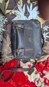 شنطة جلد من ماركة هنديا. سعر 150 رقم الهاتف 07731613475 لا يوجد توصيل