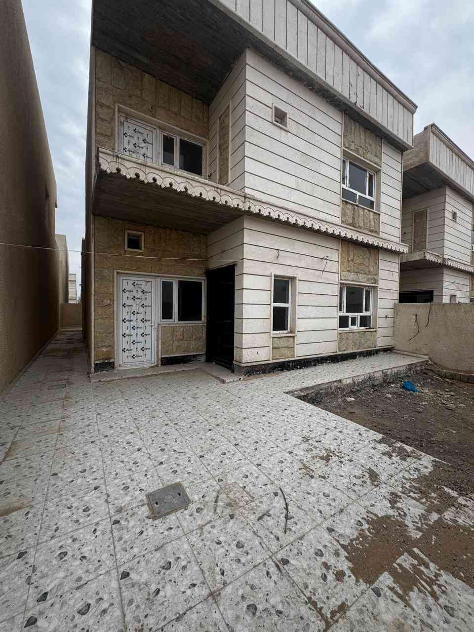 دار للبيع في تكريت مجمع القرية الامريكية
الدار كامل

المساحة 200 متر واجهة 10 نزال 20 

يتكون من اربع غرف نوم 🛌 سويتات

واستقبال ومطبخ ومناور وكراج وحديقة

الدار بموقع مميز بداية المجمع صادد على فلكة وحديقة

وبسعر جداً مناسب 

الدار حرر مسدد سند تحويل مباشر

للاستفسار الاتصال

***********
