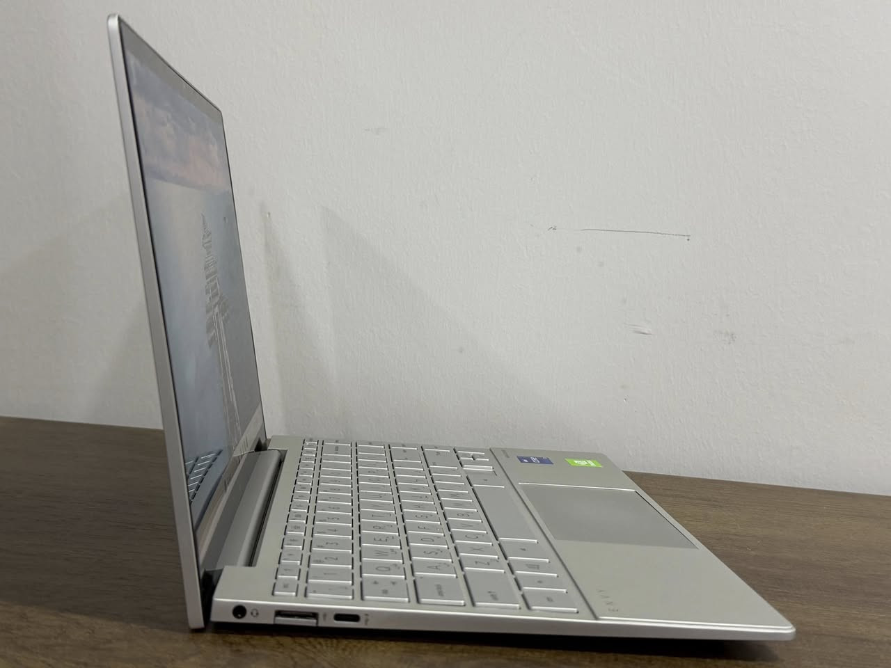 السلام عليكم

للبيع لابتوب HP envy ، الجهاز شبه جديد واستخدامه قليل جداً (البطارية أداءها جيد جداً ). اللابتوب نحيف وخفيفة جداً للحمل والتنقل. مناسب جداً لبرامج الهندسة، والمونتاج بفضل الشاشة ال 4K والدراسة بفضل المعالج القوي وكرت الشاشة المنفصل.

مواصفات الجهاز:
Intel Core i7 (جيل (11))
كرت شاشة خارجي Nvidia MX450 2gb
كرت شاشة داخلي Intel Iris Xe 8gb
الرام 16gb DDR4
التخزين 1TB SSD NVMe 
الشاشة 13.3 4K لمس (touch screen)
Windows 11 Pro 
اللابتوب تدعم بصمة الاصبع وال Face ID
‎شاحنتها الاصلية وياها
الكيبورد مضيء
نظام صوتي  BANG & OLUFSEN
اللابتوب استخدامي الشخصي 

السعر 900 ألف 

للتواصل :*********** Whatsapp

مكاني :كربلاء-طويريج
