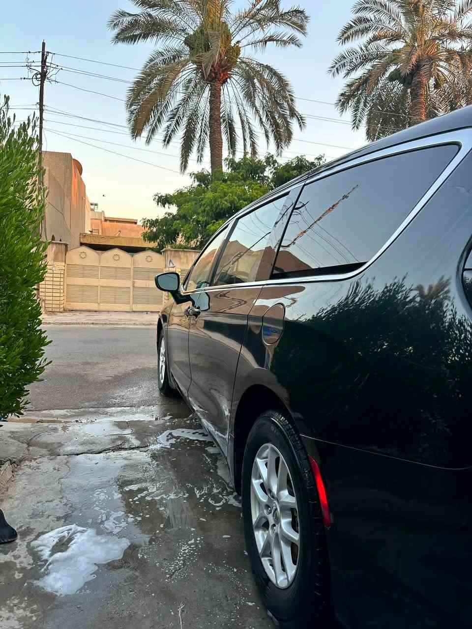 سلام عليكم 
كرايسلر فيوجر موديل 22 بغداد بأسمي تحويل ثاني يوم
لون اسود مواصفات تشغيل عن بعد تدفئه كشنات + ستيرن كشنات بلع لايت زينون لد عالي ناصي الباب والصندوك فول كهرباء كلشي شغال بيها صدر جديد تخم تاير جديد مابيها اي نقص حادثها موجوده الصور قطعتين مبدلات ومصبوغات وبيهت كلير سياره مكانها بغداد 
السعر 173 وبيها مجال 
***********
