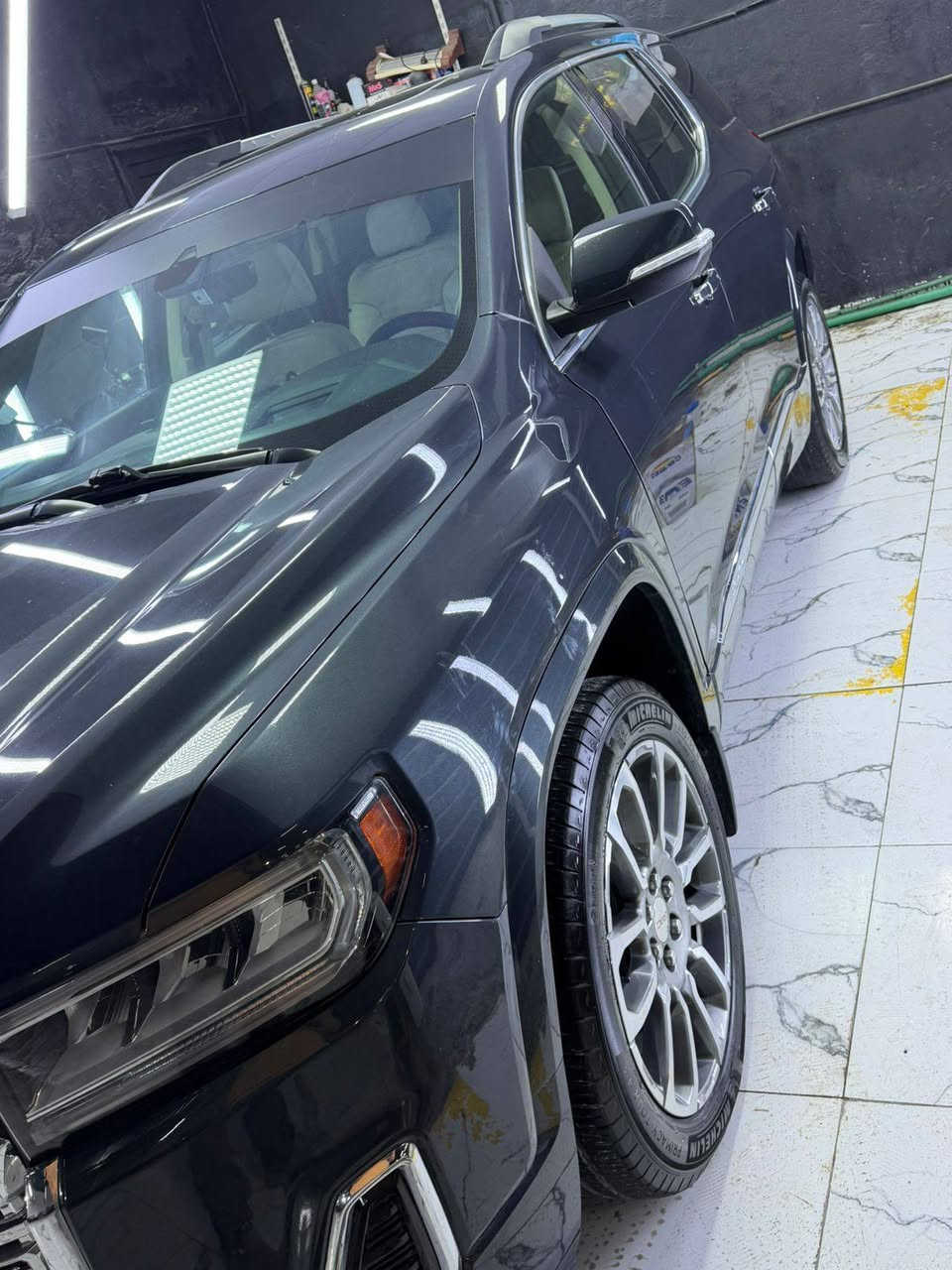 اكاديا دينالي 2023.  مرقم بغداد
حجم المحرك : 6 سلندر 3600

لون السيارة : لون رصاصي

الرقم  باسمي بغداد

المسافة المقطوعة : 22 الف

الضرر :  قبق جنطه وجاملغ وباب خلفي بارد

المواصفات:

•5 انظمة للقيادة 

•3 صفوف 7 راكب

•لايتات Led امامي وخلفي 

•رادارات أمامية وخلفية وجانبية 

•مقاعد جلد بريميوم مع تطريز دينالي

•شاشة كبيرة 8 انج تدعم Apple CarPlay/ Android Auto

•نظام Bose الصوتي ( راقي جدا وصوت عالي )

•تبريد وتدفئة للمقاعد الأمامية

•رادار تنبيه وتصادم

•تنبيه مغادرة المسار

•مثبت سرعة ذكي 

•مانع انزلاق + انظمة توازن متقدمة 

•تدفئة الستيرن

•نظام تشغيل عن بعد

•شاحن لاسلكي للموبايل

•فتح الجنطة لمس 

•نظام خرائط مدمج

•نظام USB متعدد بكل الصفوف

•نقطة عمياء

•توقف تلقائي عند الطوارئ

•حساسات ضغط الاطارات

•تنبيه المشاة

كشن هزاز 

تقفيل الجام  وتصعيد عن بعد 

•تبريد خلفي مع تحكم مستقل

•نظام (Oil Life Monitoring System) 

وغيرها من المواصفات الخاصة بفئة الدينالي

سعر 238

مكان السيارة كربلاء
‭0782 454 8777
