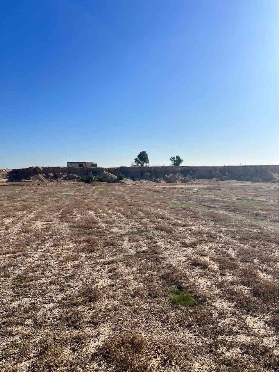 دونمين للبيع على شارع النجمي بدايته جهة شارع سفوان زبير ثالث مزرعه عن شارع سفوان على تبليط شارع النجمي واجه بس ارض محوطات بساتر ترابي الارض مقلوعه مترين بس عدله
 السعر عشرة مليون للدونمين 

*********** الزبير, البصرة
