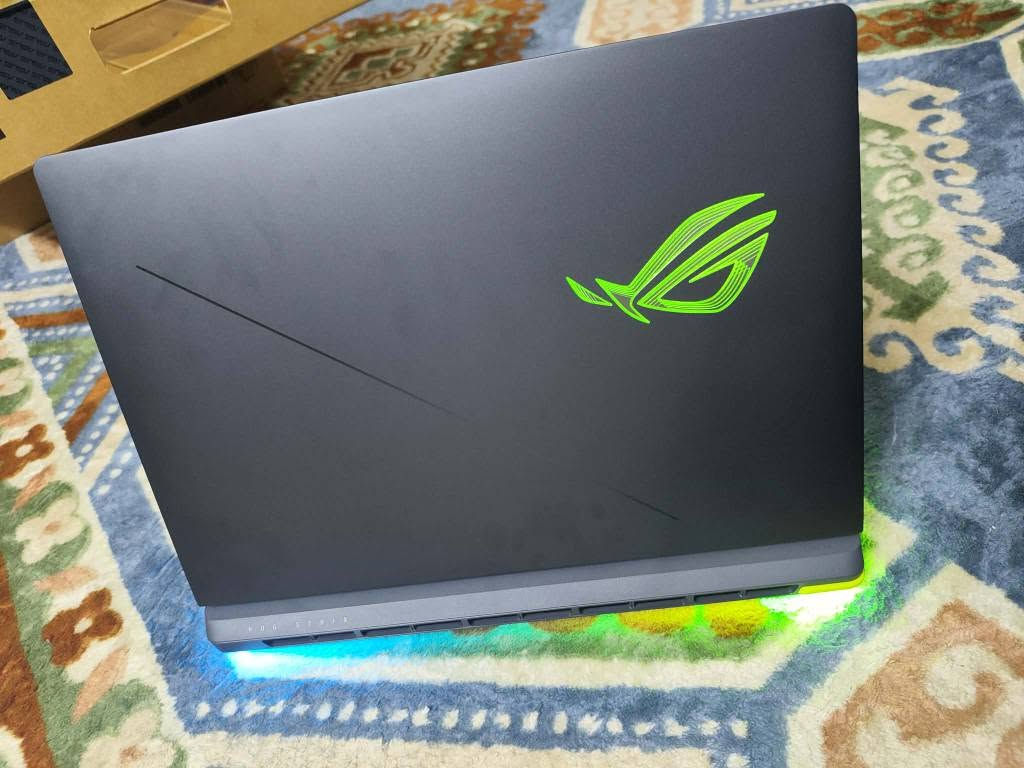 ASUS ROG Strix G16 (2025) للبيع
المواصفات: 
كارت الشاشة:
NVIDIA GeForce RTX 5050 8GB GDDR7, 130W
المعالج:
Intel Core i5-13450HX
دقة الشاشة وحجمها:
16-inch IPS-level WUXGA (1920x1200) 16:10, 165Hz refresh rate, 3ms response time, 100% sRGB.
الرامات:
16-DDR5
التخزين:
1TB PCIe 4.0 NVMe M.2 SSD
الجهاز وكالة بطاريتة 98% كامل ملحقاتة وكارتونتة وحتى البطارية مكفولة من الشخط والتراب بعدها كلش نظيفة وجديده
ملاحظة
الشاشة بيها خط ممتد على شكل + رفيع ديد بكسل 
وياها مبرد 6 مراوح ماركة ORAIMO……وماوس هدية السعر مليون 400 وبيها مجال بسيط 
مكاني بغداد الصليخ بغداد, العراق


**إذا كنت صاحب هذا الإعلان وتريد حذفه لأي سبب، رجاءا أرسل رسالة إلى الدعم الفني**
