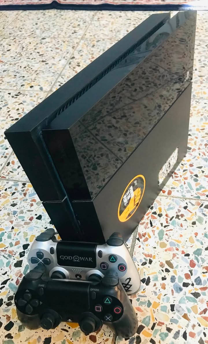 Ps4 fat معدل نظام 10.50
مفتوح للتنظيف فقط وامانة الله معجون اصلي ابو ال٢٥،الف جديد لا صوت ولا حماوة
ذاكرة نص تيرا 
أثنين جوستك 
مع محتوياته

ألعابه:

Pes2007
Gta5
Pes21
Elden ring 
وبيه بعد ٢٥٠كيكا فارغة
مكاني بغداد الكمالية ***********
السعر: ٢٣٠الف نهايته
