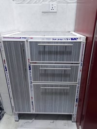 عيني كاونتر مطبخ وسنك جديد نظيف جداً بدون ملحق فقط كاونتر وسنك مثل متش...