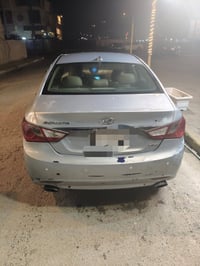 سياره سوناتا 2011 سيارت فول للخير وجهازه من كلشي كلين بس بيهه هاي طخطخ...
