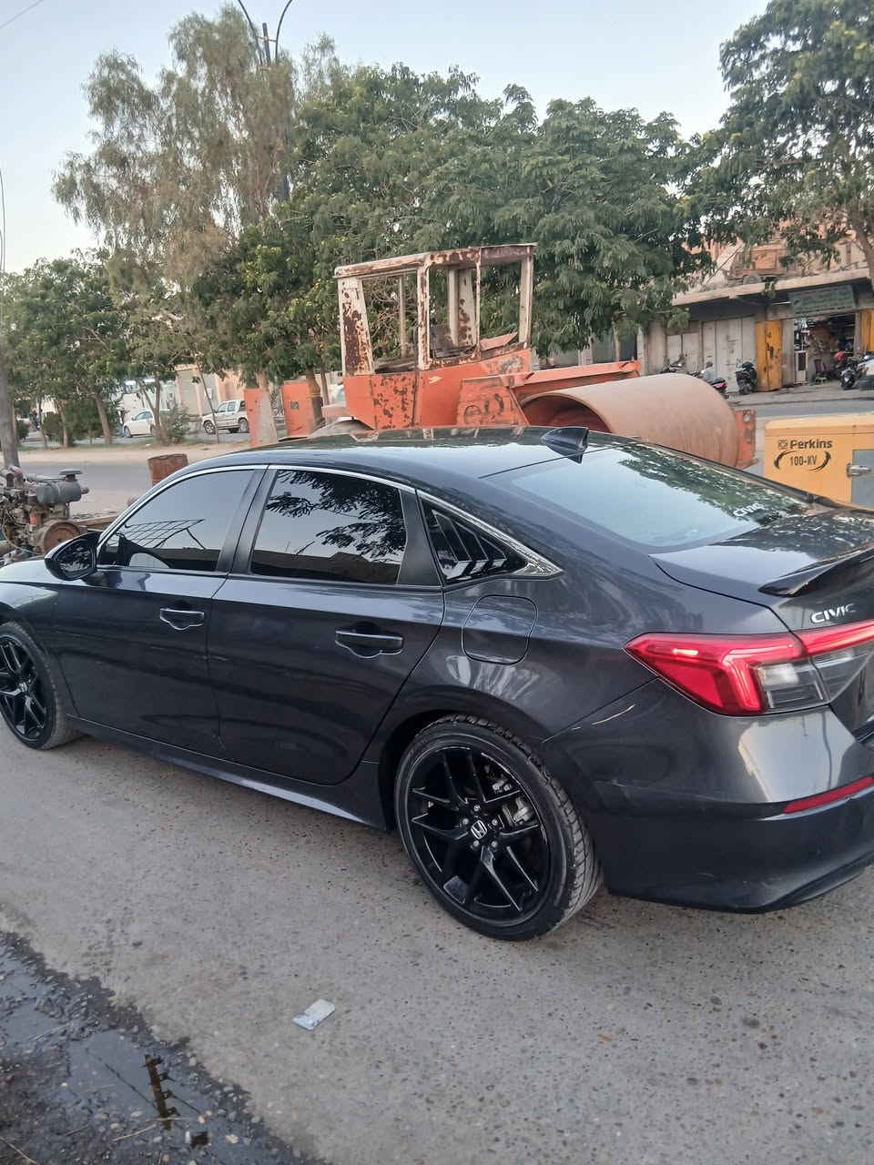 السلام عليكم للبيع هوندا سفيك موديل 23 عادي  بانزين لون فيلي حادث خفيف بدون دواخل قطعة وحدة بنيد مبدل بدون رقم  
العنوان سامراء 
***********

