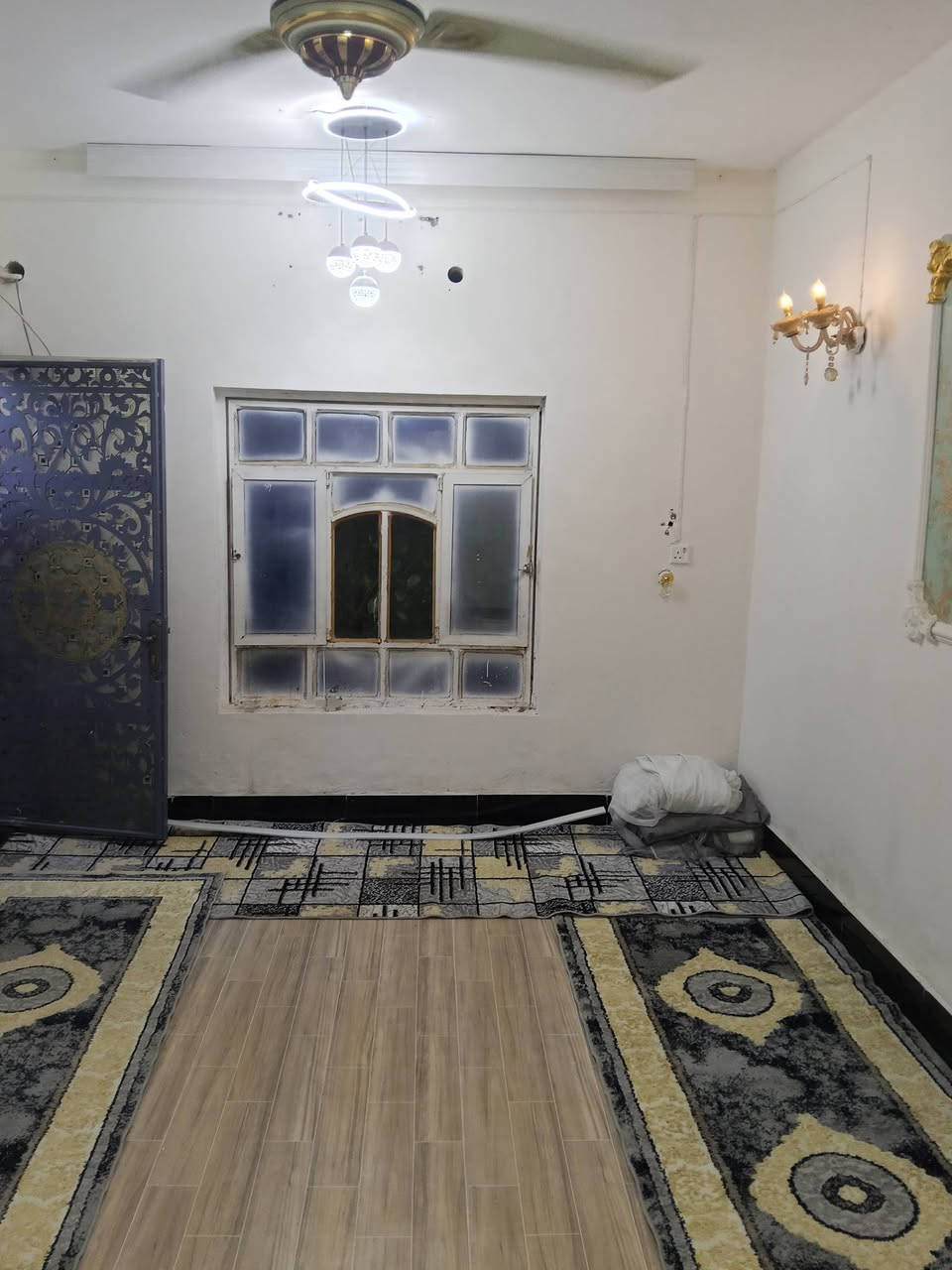 البيت للبيع با الكادميه المساحه 100م مربع قرب شارع العام يحتوي البيت علا غرفه نوم و صاله و مطبخ و براني وصحيات خارجية و داخليه اللاستفسار مراجعة مكتب سلام الجبوري الاتصال ***********
