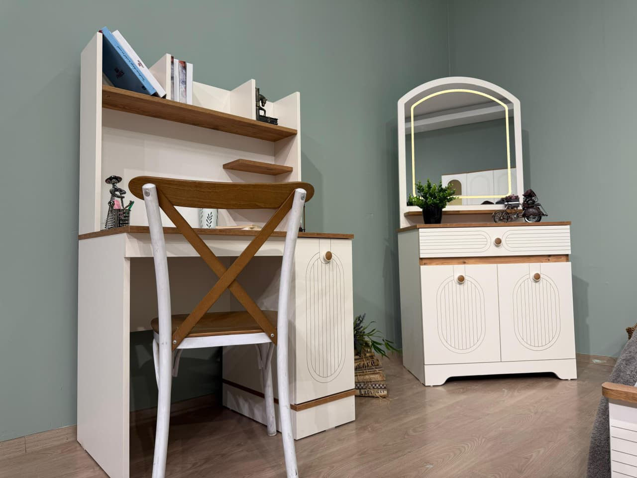 *لا نتعامل في التقليد نهائياً*

*وموديل كانتري سلاطين*   
      .          ~حصرا~
*وما موجود في السوق  تقليد*

*تم وصول موديل*   *كانتري سلاطين* شبابي 
6قطع  
كنتور 6 ابواب 
 
سرير عدد 2
كومدي عدد 1
ميز تواليت 
مكتبه 
اناره بل كنتور 
اناره بل ميز تواليت 
ضهر بلوك 
معمل بيانو 🎹 الاصلي 

السعر *975,000لف*

للحجز والاستفسار يرجى مراسلة الصفحه او الاتصال ***********
***********
