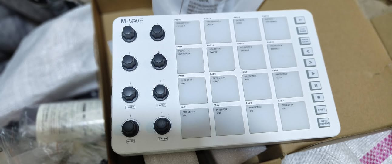 🚨 فرصة للمنتجين والـ DJs 🚨
للبيع ميدي كنترولر 16 Pad احترافي 🎹🔥

✨ حساس جداً وسريع بالاستجابة

✨ مناسب للـ FL Studio و Ableton وكل برامج الإنتاج

✨ مثالي لصناعة الإيقاعات والبيتات

✨ نظيف جداً / حالة ممتازة

💵 السعر: 100 ألف دينار (قابل للتفاوض للجادين فقط)

📍 الموصل

📩 اللي مهتم يراسل خاص أو واتساب

***********

⚠️ الجهاز جديد وجاهز للشغل فوراً – لا يفوتك إذا تريد تطور ستوديوك 🎧🔥
