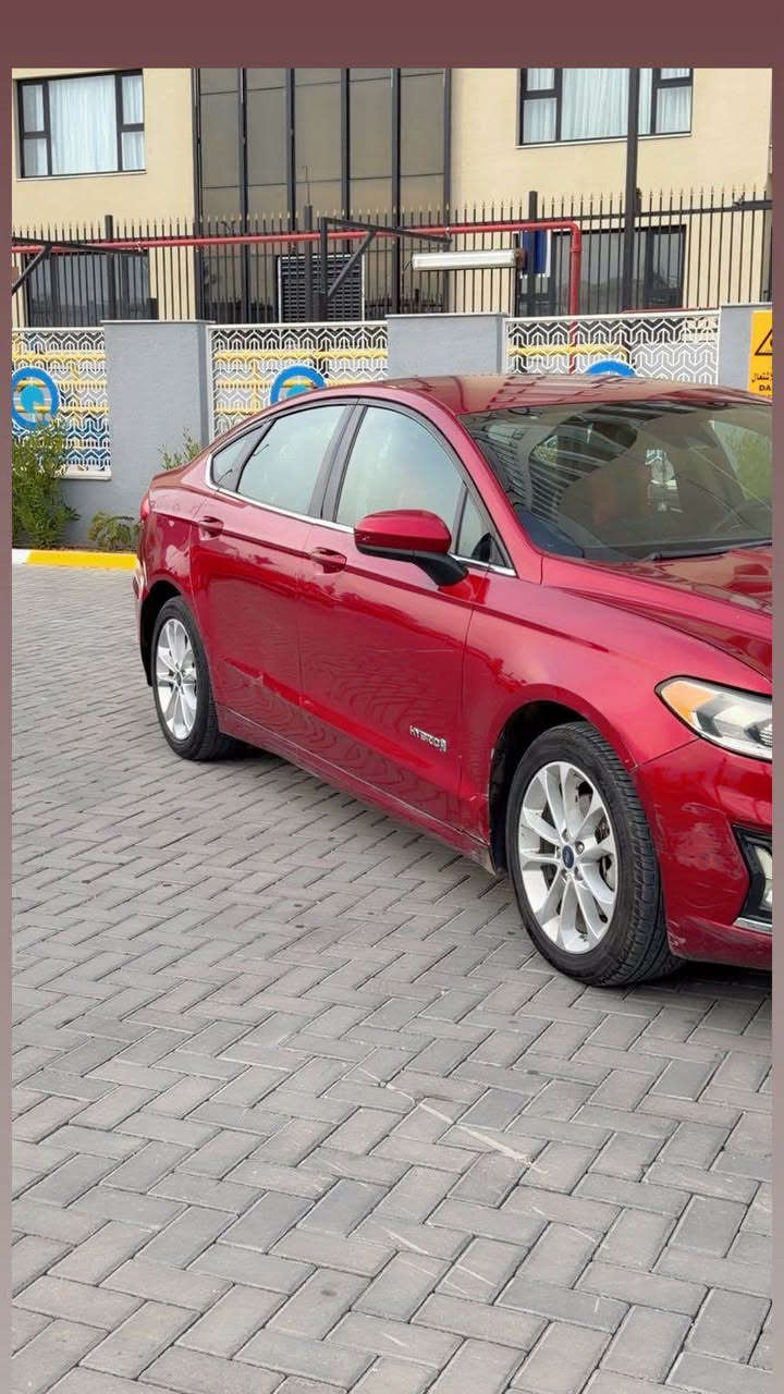 فورد فيوجن 2019 Se هايبرد
فول موصفات عدا الفتحة
محرك 2000 تنفس طبيعي 
حادثة من امريكا جاملغ ايمن مبدل نفس اللون بدون اير باك
بيه بعض الشخوط وبيه القليل من الحالوب في بغداد
السعر 130 ورقة وبيه مجال 
الشراي يجي يكلبه ويشوفة وبي خير ويدلل
مكان السيارة بغداد 
حي الجهاد 
للتواصل *********** بغداد, العراق
