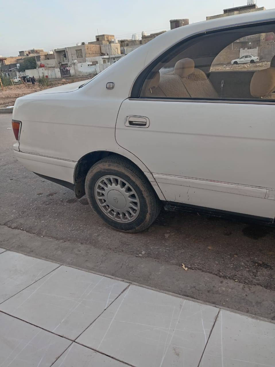 السلام عليكم سياره بطه البيع فصل موديل ٩٣ الون ابيض رقم بصره مكفول من الكصه والنقل جثه راعيه موجود بل العماره محرك في فيتي السعر ٥٥ وبيه مجال قليل العنوان العماره حي الجامعه تلفون ***********
