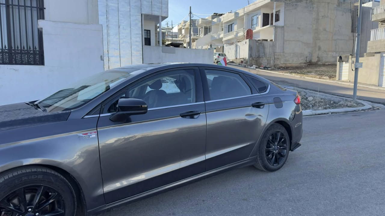 فۆرد فیوژن مۆدیلی ٢٠١٧ مەکینە ٢.٥ واتە مەکینە مەرخوب سەیارەکە لە مەکینە ٢.٥ فولل ماسەفات دی سەیارەک ٣ پارچەی سبوخە چاملخی دواوە لەگەل هی پێشوە لەگەل هەردوو شانەکەی هەتا جامی سبوخە  پشتو پێش کەپسە   دەرگای پشتەوەی لای سەیاقی قۆپەکەی هەیە بە pdr دیتەوە سەیارەکە زۆر جوان و تازەیە رۆنی مەکیەنی هیدرۆلیکئ گیری هەمووی تازەیە لەگەل ٤ تایەی شازی نوی لەبنە سەنە ویو هەموو شتی تازەیە هەتا ٢٠٣٠  سەیارکە ٢٢٠ هەزار رۆیە  وە سیستەمی خازی بۆ بەستراوە سعری سەیارەکە ١١٣ وەرەقەیەمەجالی برایانەی تیدایە ٣ وەرەقەش خرامەی لەسەر پاش مامەلە بۆت دەگەرینینەوە وەتسئاپ***********
ئادیمن گیان وەری گرە🖤،
