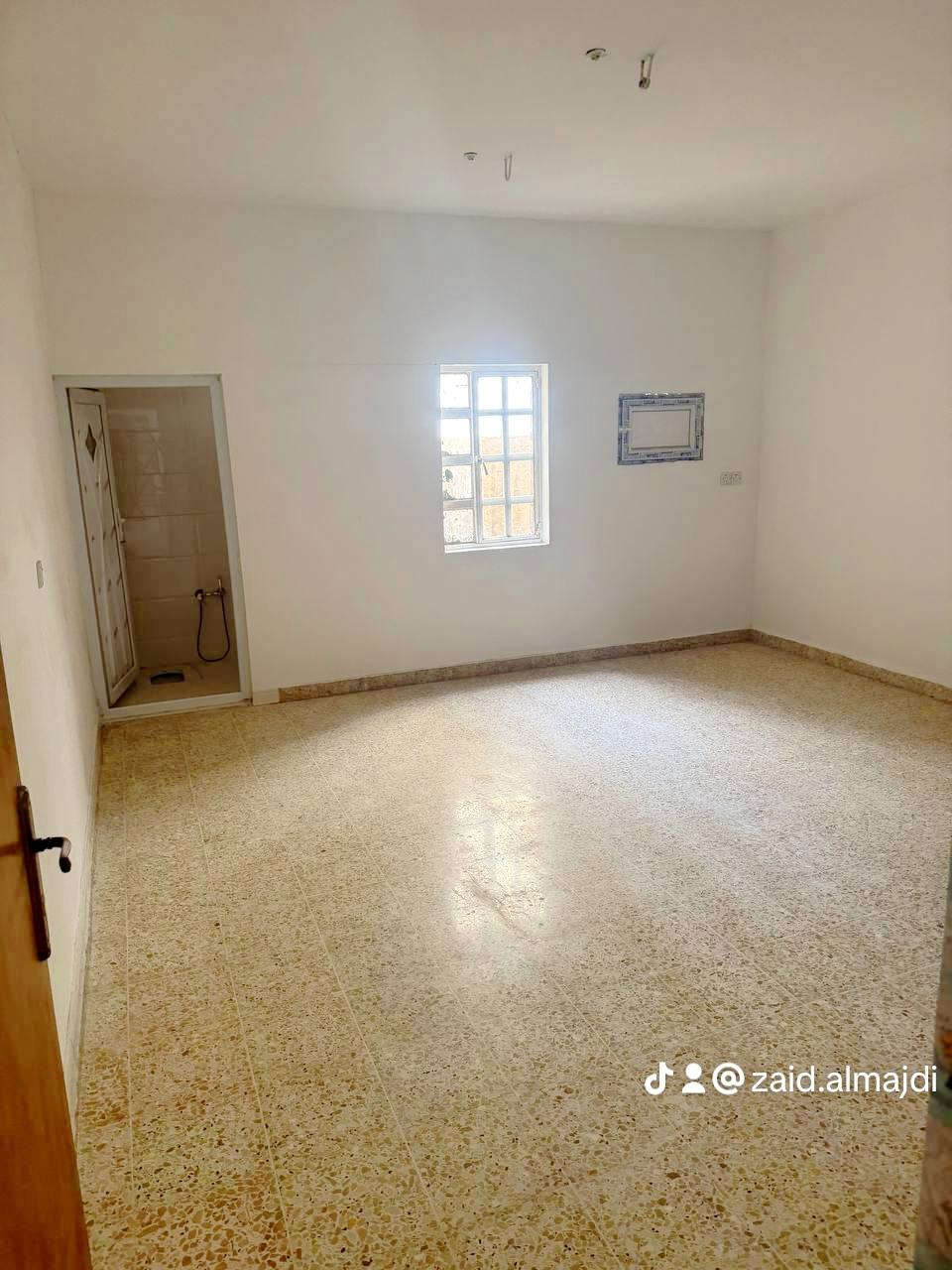 🏡✨ منزل مميز للبيع ✨🏡
📍 قرب جسر البنوك – الضباط
موقع راقٍ وهادئ جدًا، مناسب للسكن العائلي
📐 التفاصيل:
▪️ المساحة: 105 م²
▪️ الجبهة: 5.25 م
▪️ النزال: 20 م
▪️ المنزل فارغ حاليًا وجاهز للتسليم
🏠 مواصفات المنزل:
🛏️ ثلاث غرف نوم سويتات
🛋️ صالة مريحة
🍽️ مطبخ
حيطان مستقله كلشي مفصول ماء كهرباء 
🚗 جراج سيارة
🌿 مميزات إضافية:
✅ لا يوجد مقابل البيت ( جار )
✅ موقع هادئ جدًا
✅ قريب من الخدمات والأسواق
📞 للمعلومات والمعاينة:
الاتصال مباشرة *********** زيد الماجدي 
السعر 380 مليون
❓ تحب تسكن بمكان هادئ وقريب من كل شيء؟
📩 راسلنا الآن ولا تفوت الفرصة

