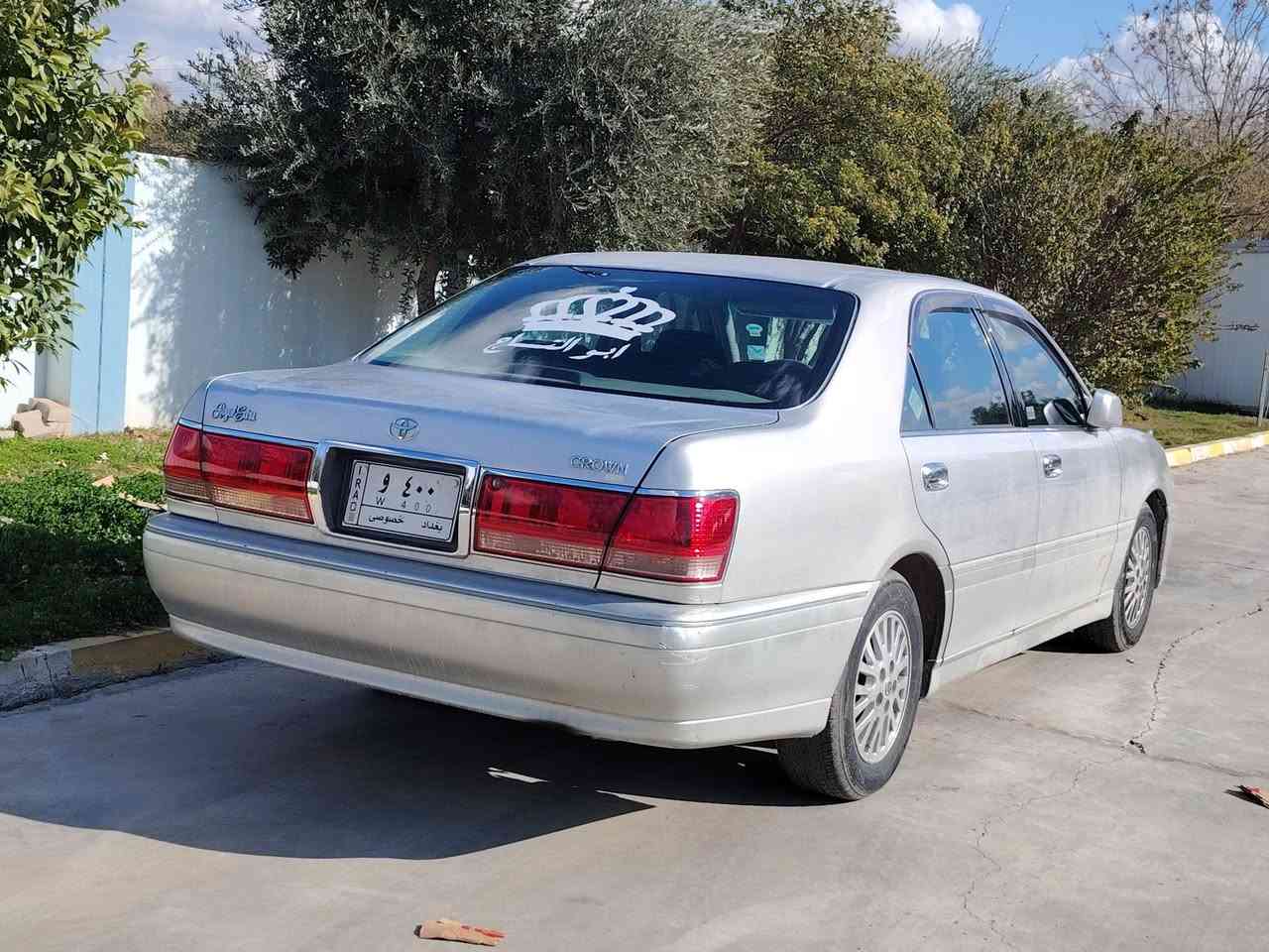 مەلیکە مووس 2003
دوا کریستال و پێش عادی
دوو دوکمەی پەردە
چوار تایەی تازەی لەسەرە
کۆدی بۆ کراوە
سەیارەکە هی مەعرەز نیە
دەشپولی زۆر بە پاکی ماوەتەوە
بەس شوێن موسەکانی بۆیاخە
46 معامەلەیەکی کەم
کۆنترۆلی گێڕی کەمێک زەعیفە زۆر بە کەمی هەستی پێ ئەکەی 
***********

