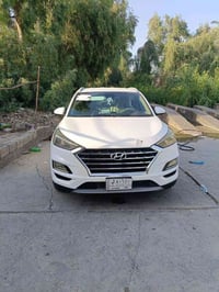 توسان 19 وارد أمريكي رقم بغداد  بيها قطعه وحده صبغ سياره جاهزه  مابيها...