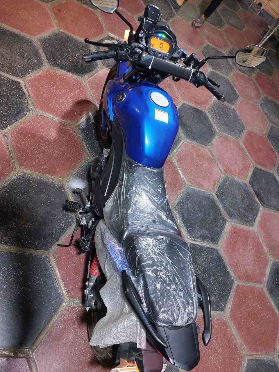 السلام عليكم للبيع دراجه هاوجي KA زيرو ماشيه اقل من الف موديل 2023 150cc مرقم بغداد رقم انكليزي جديد هزه جديده سنويه باسمي شرط تحويل بدون وكاله  خزان الوقود 10 لتر تقريبا اقتصاديه بالبنزين العداد دجتال السعر 20 بيها مجال بسيط  للتواصل ***********
