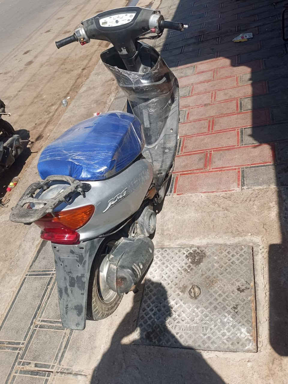 السلام عليكم عصفوريه شغاله هندر وسلف بس يرادلها باتري وكفرات قفل جنطه واستيرن شغالات مكاني بغداد الطوبجي السعر ١٨٠ وبيها مجال رقم الهاتف بي وتساب ***********

