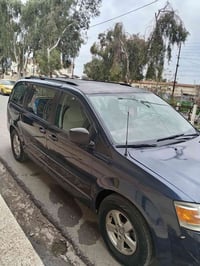 من رخصة الاخوان المشرفين على الگروب... عندي دوج كرفان موديل٢٠٠٨ بيها ك...