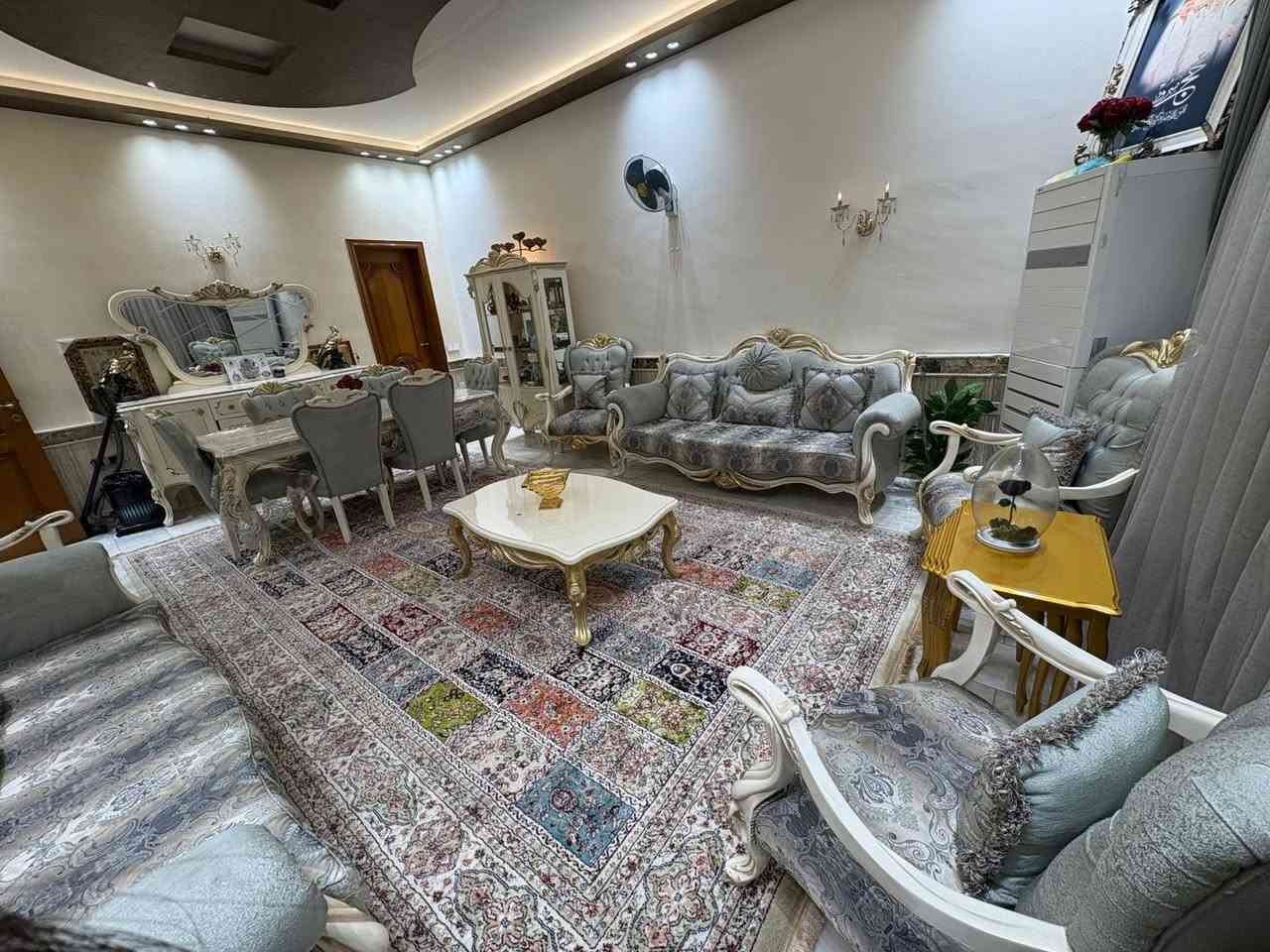 صاله خشب زان ثقيل مع بوفيه وميز طعام وميز مرايه


**إذا كنت صاحب هذا الإعلان وتريد حذفه لأي سبب، رجاءا أرسل رسالة إلى الدعم الفني**