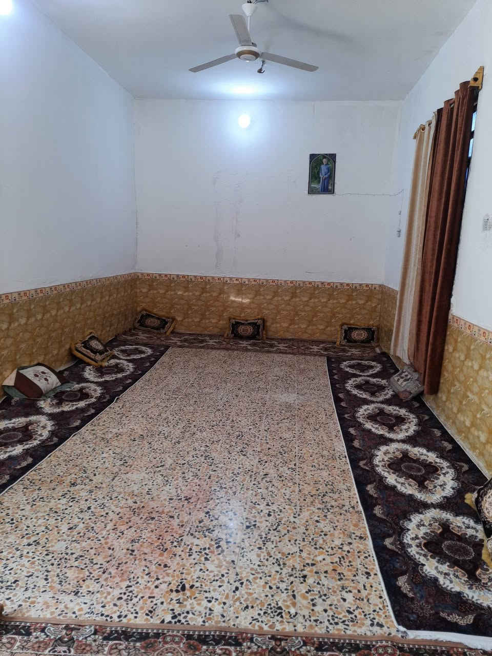 السلام عليكم بيت مع مشتمل زراعي بحي الكوفه مساحه الكليه  280 المشتمل 90 متر والبيت 190 بناء حديث قريب ع شارع تحسين كافه الخدمات موجوده ماء كهرباء كيبل ضوئي 
البيت 
غرفتين 4x4 
صاله 4x8
المطبخ 5×5
الستقبال4x9
الطارمه جبيره
ترك ع طول البيت
صحيات حديثه
المشتمل
غرفه 3 ونص× 7
الصاله 4×4
المطبخ 2 ونصx 2 ونص
صحيات حديثه 
طارمه 2 ونص  السعر خاص رقمي *********** بي واتساب
