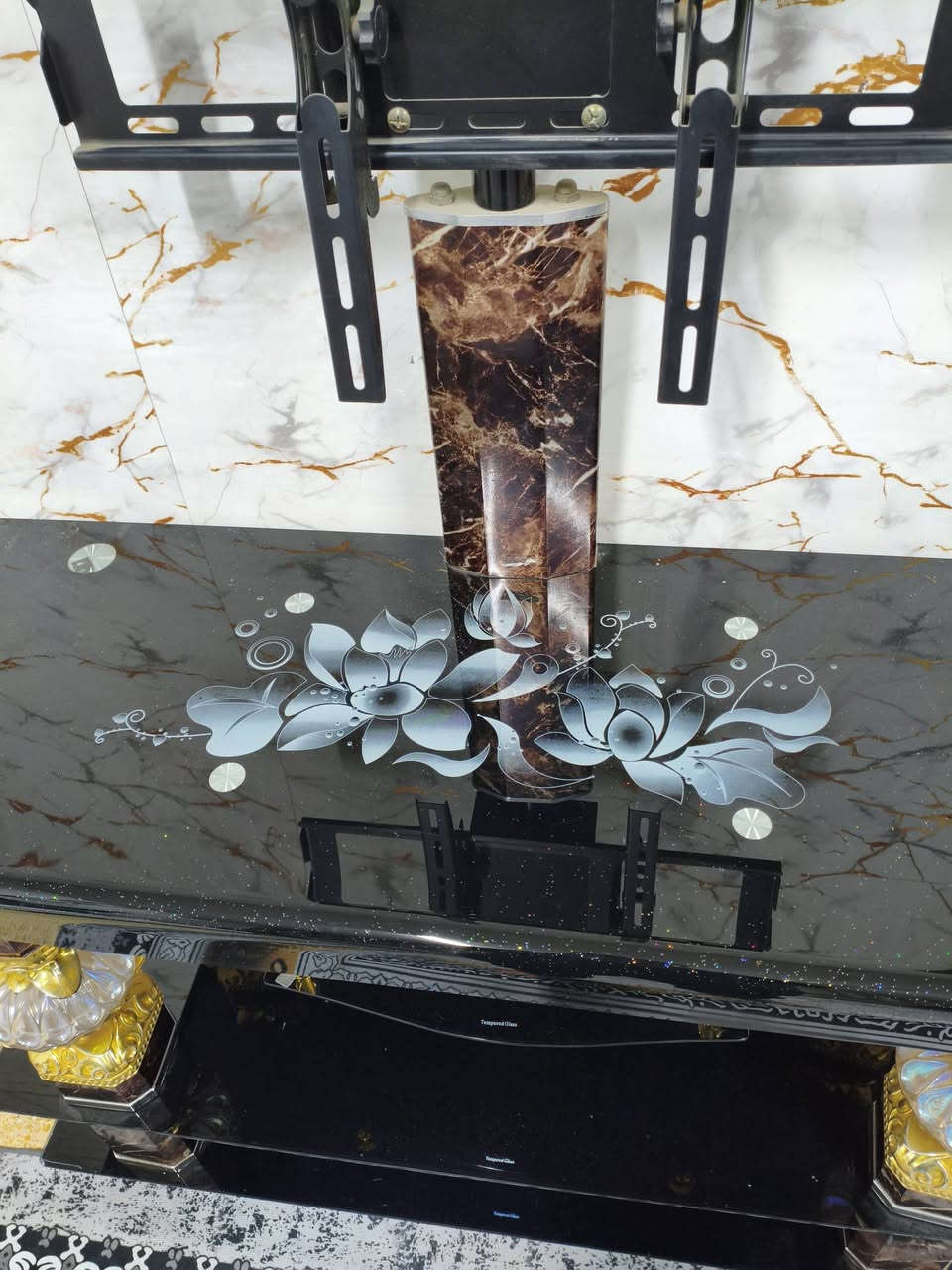 سلام عليكم 
للبيع اثاث ميز تلفزيون يتحمل كل الاحجام زجاجي للاستفسار *********** موجود بغداد
