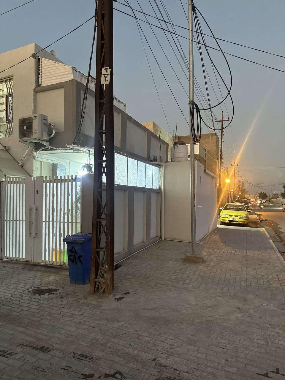 بيت 100م ركن للبيع  حي الفرات شارع الجامع عقيلة زينب 10*10 متكون من طابقين الطابق الاول طارمة مع صحيات مع مطبخ خارجي الداخل متكون من استقبال وصاله وغرفة وحمام غربي الطابق الثاني غرفتين وسطح للاستفسار ***********
