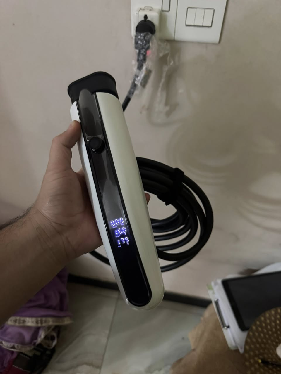 شاحن سيارتك بدون ايرث 

🔌  16 أمبير متغير يمكن تحكم في امبير
تحكم سهل يناسب قدرة المنزل.

يوجد 32 امبير
🛡️ ضمان سنتين
ضمان كامل لمدة سنتين.

📜 شهادات جودة وسلامة

* الشهادة البريطانية: السلامة وفق المعايير البريطانية.
* الشهادة الأوروبية (CE): الالتزام بمعايير الاتحاد الأوروبي.
* الشهادة الأمريكية (UL): أعلى معايير الأمان في أمريكا.

📥 للطلب أو الاستفسار، راسلنا عبر الرسائل أو اتصل على ***********
