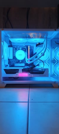 pc جديد اخذته قبل 4 ايام التجميعه كلهه ابيض القطع مالهه المعالج: Razen...