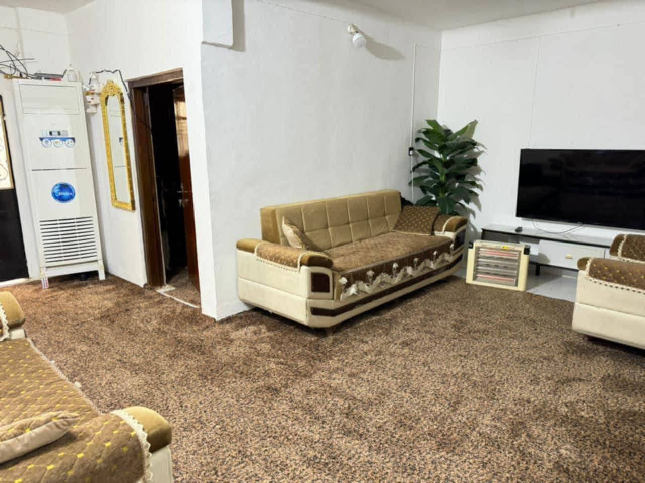 _بسم الله الرحمن الرحيم_
🏠منزل معروض للبيع طابوو صرف 

🧭في الاسكان القديم خلف محطة المجاري 

⛳ مساحته 135م وعرض الواجهه 12 متر

🏘️ غرف نوم عدد 3

💺صاله 

🧂مطبخ 

⛲ استقبال 

🚧خدمات صحيه (خارجيه وداخليه) 

السعر مناسب🚦 88 مع المجال

       ـــــــــــــــــــــــــــــــــــــــــــــــــــــــــــــــــــــــ

#للاستفسار 

📞 ***********

📲 علي الجبوري/ابو مهيمن
